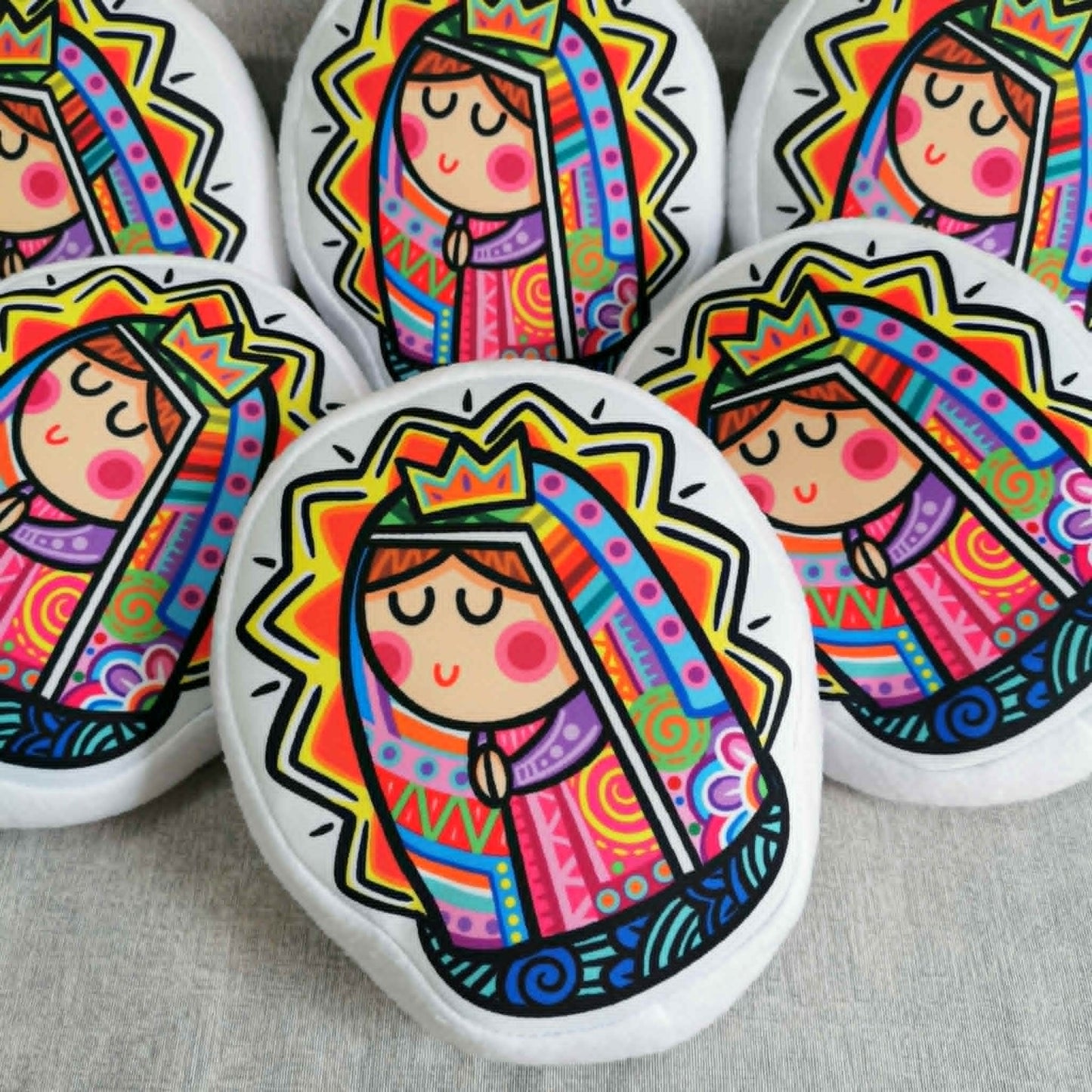 Pequeño cojin de la Viregncita estilo vitral.